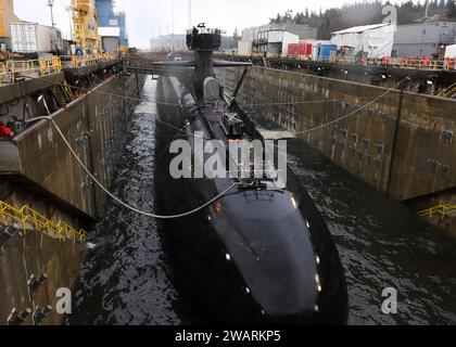 Bremerton, Stati Uniti. 28 dicembre 2023. Il sottomarino USS Nevada con missili balistici di classe Ohio nucleare della Marina degli Stati Uniti è attraccato nel bacino di carenaggio Delta Pier presso la Trident Refit Facility Naval Bangor presso la base Kitsap Bremerton, il 28 dicembre 2023 a Bremerton, Washington. Credito: MC2 Adora Okafor/U.S. Marines/Alamy Live News Foto Stock