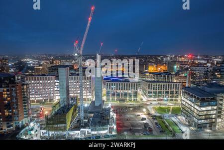 Leeds West Yorkshire veduta aerea del centro della città di notte guardando a nord da vicino alla stazione ferroviaria, mostrando lavori di costruzione e riqualificazione. Foto Stock