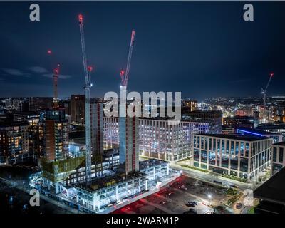 Il centro città di Leeds illuminato di notte con la skyline moderna e il distretto commerciale nel West Yorkshire, Inghilterra. Foto Stock