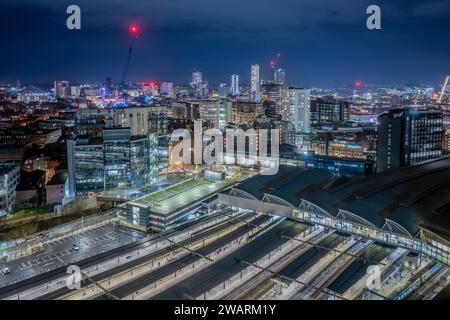 Stazione ferroviaria di Leeds vista aerea della stazione ferroviaria nel centro di Leeds di notte con piattaforme e luci al tramonto. West Yorkshire Foto Stock