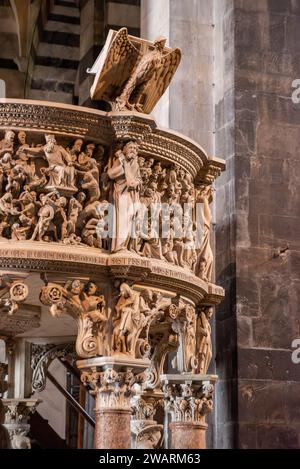 PISA, ITALIA - 17 SETTEMBRE 2023 - famoso pulpito di Giovanni Pisano nella cattedrale di Pisa, Italia Foto Stock