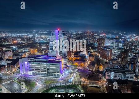 Leeds, Yorkshire. Fotografia aerea del centro di Leeds di notte che guarda verso la stazione ferroviaria, i negozi e gli uffici con Bridgewater Place Foto Stock