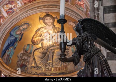 PISA, ITALIA - 17 SETTEMBRE 2023 - all'interno della famosa cattedrale di Pisa Foto Stock