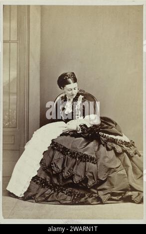 Ritratto di Helena van Waldeck-Pyrmont con bambino, c. 1883 - c. 1884 Fotografia. Visita la carta Ritratto di sua altezza reale la Duchessa di Albany (Helena o Waldeck e Pyrmont), con uno dei suoi figli da bambino: Alice Maria Vittoria (1883-1981) o Karel Eduard (1884-1954). Carta di Nottingham. Cartoncino albumen stampa persone storiche - BB - donna. madre e bambino o bambino piccolo Foto Stock