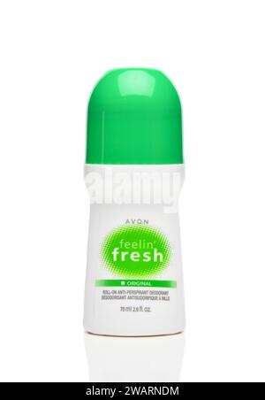 IRVINE, CALIFORNIA - 3 GENNAIO 2024: Una bottiglia di Avon Feelin Fresh Roll-on Anti-Perspirant Ddeodorant. Foto Stock