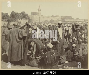 Market in Assioet, c. 1890 - 1895 Fotografia parte di un gruppo di foto raccolte dal fotografo Richard Polak in viaggio. Questa foto è stata esposta insieme ad altre foto raccolte durante i suoi viaggi presso la Rotterdam Kunstkring (1895), Arti e Amicitiae ad Amsterdam (1897-1898?) E Societeit 't Collegie a Kampen (data per il momento sconosciuta). Giornale Assioet. Market Assioet per la stampa di albumi di cartone Foto Stock