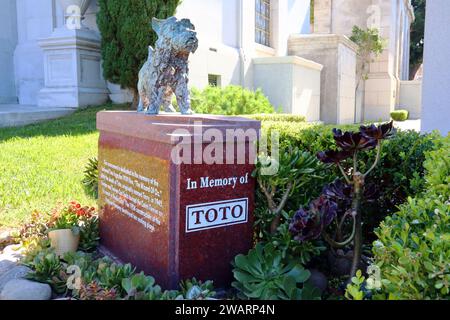 Los Angeles, California: TOTO Canine Movie Star Memorial, protagonista del film del 1939 "il mago di Oz" all'Hollywood Forever Cemetery Foto Stock