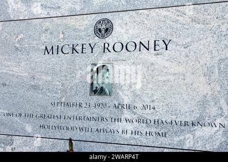 Los Angeles, California: Tomba di MICKEY ROONEY all'Hollywood Forever Cemetery, situato al 6000 di Santa Monica Blvd Foto Stock