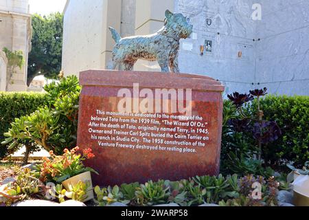 Los Angeles, California: TOTO Canine Movie Star Memorial, protagonista del film del 1939 "il mago di Oz" all'Hollywood Forever Cemetery Foto Stock