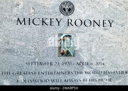 Los Angeles, California: Tomba di MICKEY ROONEY all'Hollywood Forever Cemetery, situato al 6000 di Santa Monica Blvd Foto Stock