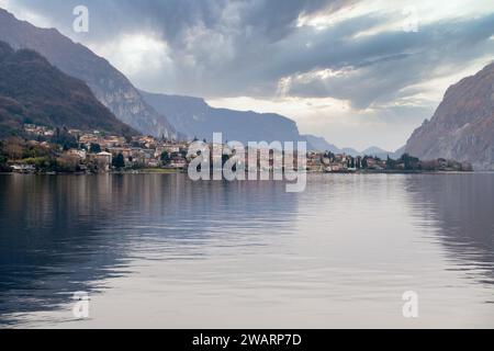 Lungolago del romantico villaggio di Mandello del Lario, Lago di Como, regione dei Laghi, Lombardia, Italia Foto Stock