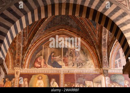 SAN GIMIGNANO, ITALIA - 20 SETTEMBRE 2023 - iconica architettura rinascimentale e affreschi nella cattedrale di San Gimignano Foto Stock