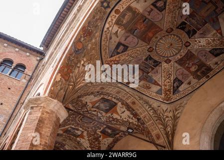 SIENA, ITALIA - 18 SETTEMBRE 2023 - Pittura murale all'interno di un antico palazzo medievale di Siena Foto Stock