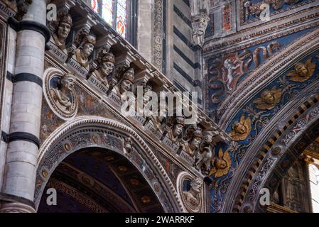 SIENA, ITALIA - 23 SETTEMBRE 2023 - Busti di papi che decorano la navata della cattedrale di Siena in Italia Foto Stock