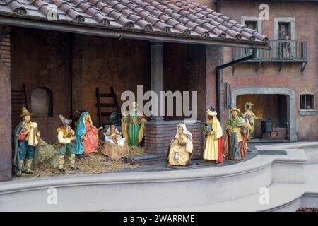 Roma, Italia. 6 gennaio 2024. Il tradizionale presepe artistico pinelliano allestito nei giorni scorsi dall'Amministrazione Capitolina, nel giorno dell'Epifania a Roma. Fu creato per la prima volta dal comune di Roma nel 1965 con le figurine dello scultore Antonio Mazzeo, in una scenografia progettata dal pittore romano Angelo urbani del Fabbretto e realizzata dallo scenografo Vincenzo Confidati. L'ambientazione e le figure sono state ispirate a scene popolari romane del XIX secolo rappresentate da Bartolomeo Pinelli, e per questo motivo il presepe ha assunto l'aggettivo Foto Stock