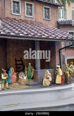 Roma, Italia. 6 gennaio 2024. Il tradizionale presepe artistico pinelliano allestito nei giorni scorsi dall'Amministrazione Capitolina, nel giorno dell'Epifania a Roma. Fu creato per la prima volta dal comune di Roma nel 1965 con le figurine dello scultore Antonio Mazzeo, in una scenografia progettata dal pittore romano Angelo urbani del Fabbretto e realizzata dallo scenografo Vincenzo Confidati. L'ambientazione e le figure sono state ispirate a scene popolari romane del XIX secolo rappresentate da Bartolomeo Pinelli, e per questo motivo il presepe ha assunto l'aggettivo Foto Stock