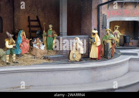 Roma, Italia. 6 gennaio 2024. Il tradizionale presepe artistico pinelliano allestito nei giorni scorsi dall'Amministrazione Capitolina, nel giorno dell'Epifania a Roma. Fu creato per la prima volta dal comune di Roma nel 1965 con le figurine dello scultore Antonio Mazzeo, in una scenografia progettata dal pittore romano Angelo urbani del Fabbretto e realizzata dallo scenografo Vincenzo Confidati. L'ambientazione e le figure sono state ispirate a scene popolari romane del XIX secolo rappresentate da Bartolomeo Pinelli, e per questo motivo il presepe ha assunto l'aggettivo Foto Stock