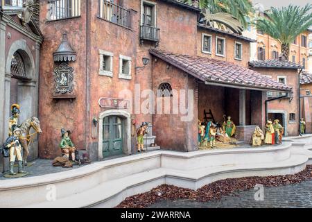 Roma, Italia. 6 gennaio 2024. Il tradizionale presepe artistico pinelliano allestito nei giorni scorsi dall'Amministrazione Capitolina, nel giorno dell'Epifania a Roma. Fu creato per la prima volta dal comune di Roma nel 1965 con le figurine dello scultore Antonio Mazzeo, in una scenografia progettata dal pittore romano Angelo urbani del Fabbretto e realizzata dallo scenografo Vincenzo Confidati. L'ambientazione e le figure sono state ispirate a scene popolari romane del XIX secolo rappresentate da Bartolomeo Pinelli, e per questo motivo il presepe ha assunto l'aggettivo Foto Stock