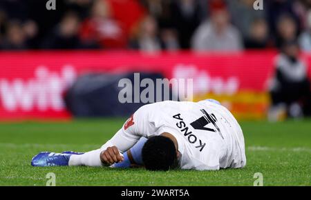 L'Ezri Konsa dell'Aston Villa reagisce sul pavimento durante la partita del terzo turno della Emirates fa Cup al Riverside Stadium di Middlesbrough. Data immagine: Sabato 6 gennaio 2024. Foto Stock