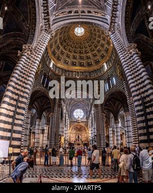 SIENA, ITALIA - 23 SETTEMBRE 2023 - grande architettura medievale della navata della cattedrale di Siena, Italia Foto Stock