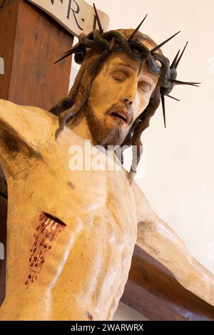 VICENZA, ITALIA - 7 NOVEMBRE 2023: Il dettaglio della statua policroma medievale scolpita della Crocifissione nella chiesa di Santa Corona Foto Stock