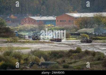 Uno squadrone di carri armati principali FV4034 Challenger 2 II dell'esercito britannico che tornava a Tidworth Garrison da un'esercitazione militare. Wilts UK Foto Stock