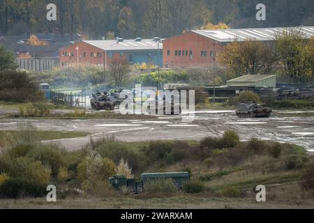 Uno squadrone di carri armati principali FV4034 Challenger 2 II dell'esercito britannico che tornava a Tidworth Garrison da un'esercitazione militare. Wilts UK Foto Stock