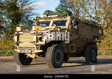 Primo piano di un esercito britannico Foxhound 4x4-wheel drive veicolo di pattuglia protetto su un esercizio militare, Wiltshire UK Foto Stock