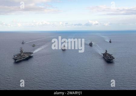 Mar Mediterraneo, Stati Uniti. 31 dicembre 2023. La portaerei USS Gerald R. Ford, a sinistra, e la nave d'assalto anfibio classe Wasp, USS Bataan, a destra, guidano una formazione di navi dal Bataan Amphibious Ready Group e dalla Hellenic Navy durante le operazioni, il 31 dicembre 2023 sul Mediterraneo Credit: MC3 Maxwell Orlosky/U.S. Navy Photo/Alamy Live News Foto Stock