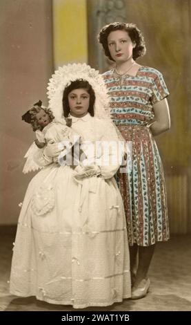 Bambina vestita di bianco per la prima Comunione, Italia anni '1950 Foto Stock