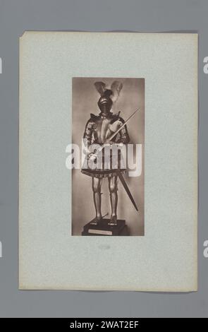 Armatura cinquecentesca con spada dell'esercito di Frans i di Francia, dalla collezione del Musée d'Artillerie di Parigi, Anonimo, c. 1877 - in o prima del 1882 stampa fotomeccanica questa stampa fa parte di una copertina con 36 stampe, un frontespizio e un elenco di immagini. Armatura di carta di Parigi. armi di hacking e di thrusting: spada Foto Stock