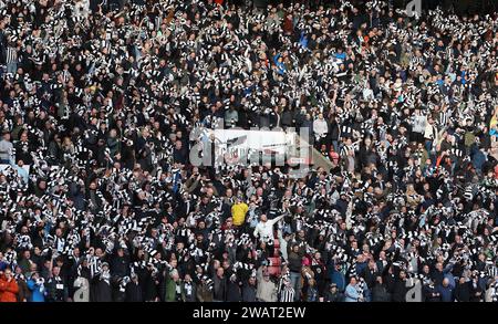 Sunderland, Regno Unito. 6 gennaio 2024. I tifosi del Newcastle United durante la partita di fa Cup allo Stadium of Light, Sunderland. Il credito fotografico dovrebbe leggere: Nigel Roddis/Sportimage Credit: Sportimage Ltd/Alamy Live News Foto Stock