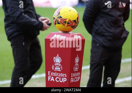 Sunderland, Regno Unito. 6 gennaio 2024. Matchball durante la partita di fa Cup allo Stadium of Light, Sunderland. Il credito fotografico dovrebbe leggere: Nigel Roddis/Sportimage Credit: Sportimage Ltd/Alamy Live News Foto Stock