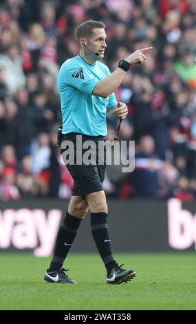 Sunderland, Regno Unito. 6 gennaio 2024. L'arbitro Craig Pawson durante la partita di fa Cup allo Stadium of Light, Sunderland. Il credito fotografico dovrebbe leggere: Nigel Roddis/Sportimage Credit: Sportimage Ltd/Alamy Live News Foto Stock