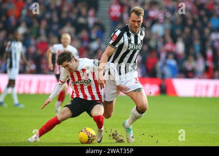 Sunderland sabato 6 gennaio 2024. Il Sunderland Trai Hume vince il pallone da Dan Burn del Newcastle United durante la partita di fa Cup del terzo turno tra Sunderland e Newcastle United allo Stadium of Light, Sunderland, sabato 6 gennaio 2024. (Foto: Michael driver | mi News) crediti: MI News & Sport /Alamy Live News Foto Stock