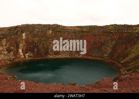 Il Kerid è un piccolo cratere vulcanico dell'Islanda il cui fondo è occupato da un lago Foto Stock