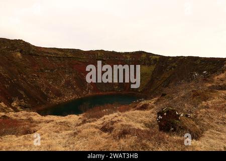 Il Kerid è un piccolo cratere vulcanico dell'Islanda il cui fondo è occupato da un lago Foto Stock