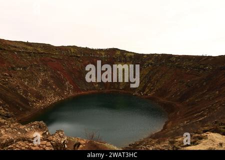 Il Kerid è un piccolo cratere vulcanico dell'Islanda il cui fondo è occupato da un lago Foto Stock