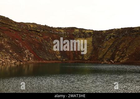 Il Kerid è un piccolo cratere vulcanico dell'Islanda il cui fondo è occupato da un lago Foto Stock