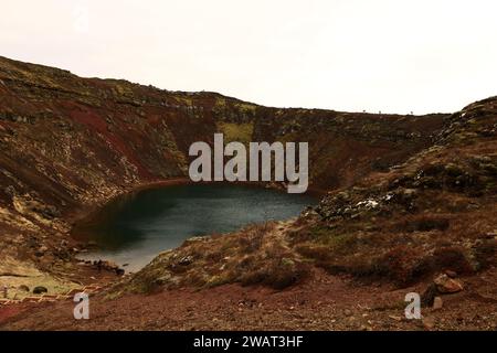 Il Kerid è un piccolo cratere vulcanico dell'Islanda il cui fondo è occupato da un lago Foto Stock