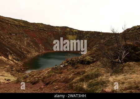 Il Kerid è un piccolo cratere vulcanico dell'Islanda il cui fondo è occupato da un lago Foto Stock