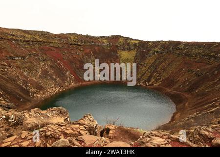 Il Kerid è un piccolo cratere vulcanico dell'Islanda il cui fondo è occupato da un lago Foto Stock