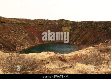 Il Kerid è un piccolo cratere vulcanico dell'Islanda il cui fondo è occupato da un lago Foto Stock