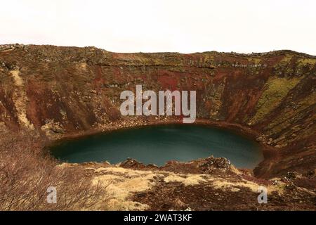 Il Kerid è un piccolo cratere vulcanico dell'Islanda il cui fondo è occupato da un lago Foto Stock