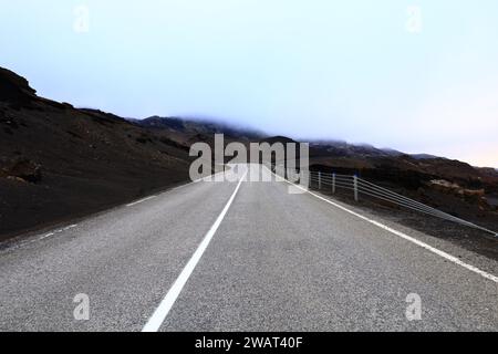 Vista su una strada nel Reykjanesfólkvangur , è una splendida riserva naturale in Islanda Foto Stock