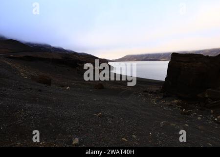 Reykjanesfólkvangur è una splendida riserva naturale in Islanda, piena di meraviglie naturali, tra cui piscine geotermiche e sorgenti termali Foto Stock