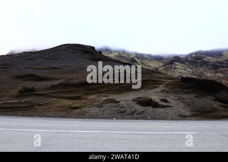 Vista su una strada nel Reykjanesfólkvangur , è una splendida riserva naturale in Islanda Foto Stock