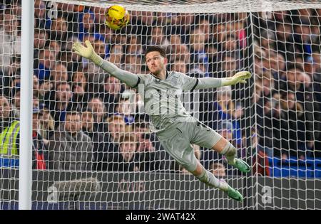 Londra, Regno Unito. 6 gennaio 2024 - Chelsea contro Preston North End - fa Cup Round 3 - Stamford Bridge. Freddie Woodman non riesce a tenere fuori il fantastico calcio di punizione di Raheem Sterling per il terzo gol del Chelsea. Credito immagine: Mark Pain / Alamy Live News Foto Stock