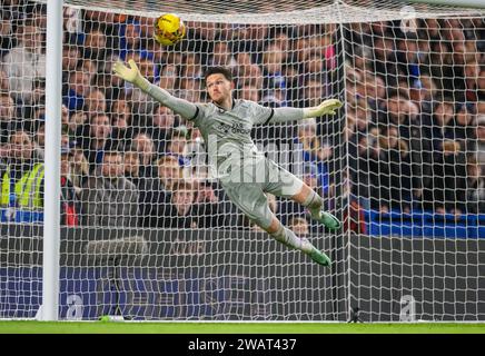 Londra, Regno Unito. 6 gennaio 2024 - Chelsea contro Preston North End - fa Cup Round 3 - Stamford Bridge. Freddie Woodman non riesce a tenere fuori il fantastico calcio di punizione di Raheem Sterling per il terzo gol del Chelsea. Credito immagine: Mark Pain / Alamy Live News Foto Stock