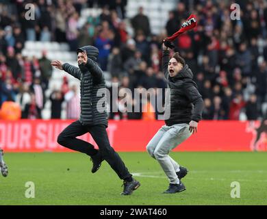 Sunderland, Regno Unito. 6 gennaio 2024. I tifosi corrono al culmine dopo la partita di fa Cup allo Stadium of Light, Sunderland. Il credito fotografico dovrebbe leggere: Nigel Roddis/Sportimage Credit: Sportimage Ltd/Alamy Live News Foto Stock